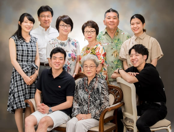 スタジオカフェシマで撮影した家族3世代の写真