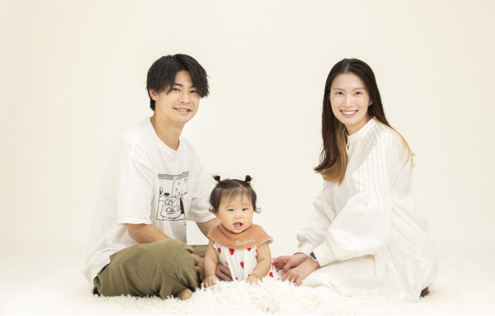 桜を背景に友達と記念撮影