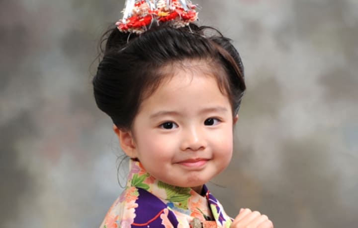 七五三で着物を着た女の子