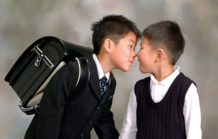 小学校入学記念でランドセルを背負った兄弟